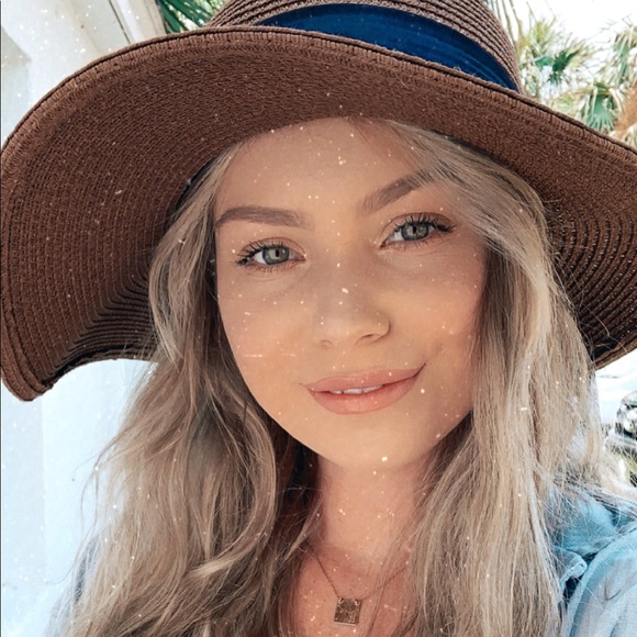 Meet your Posher, Addison - Picture 1 of 1